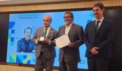 GERARDO MART&Iacute;NEZ PREMIADO POR LA OEI 